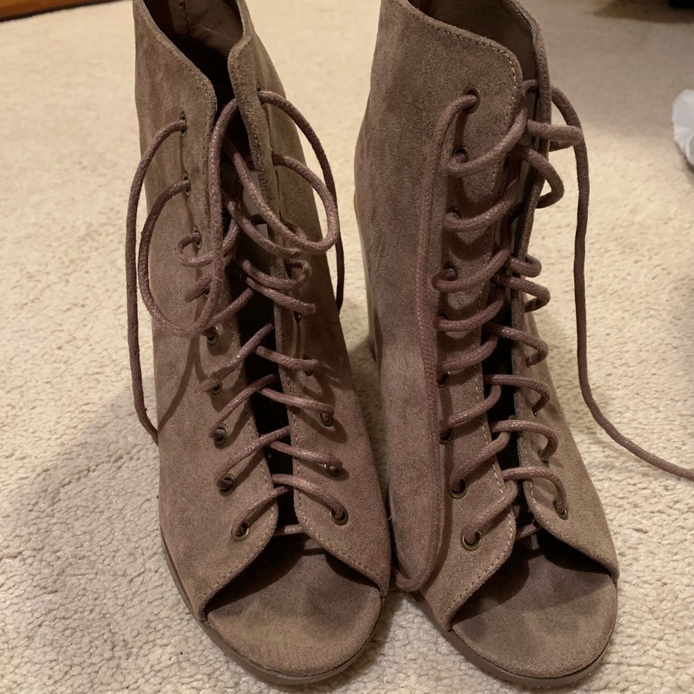 Comfy tan black heels that lace up